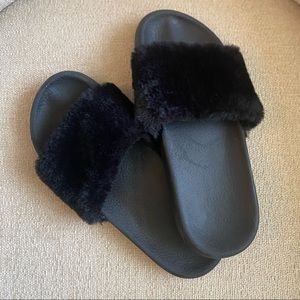 Spesoul Womens Furry Black Slippers! 🖤